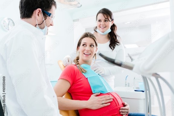 Pregnant woman visiting her dentist.